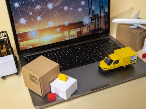 technology connects transportation, warehousing, and fulfillment in modern supply chains