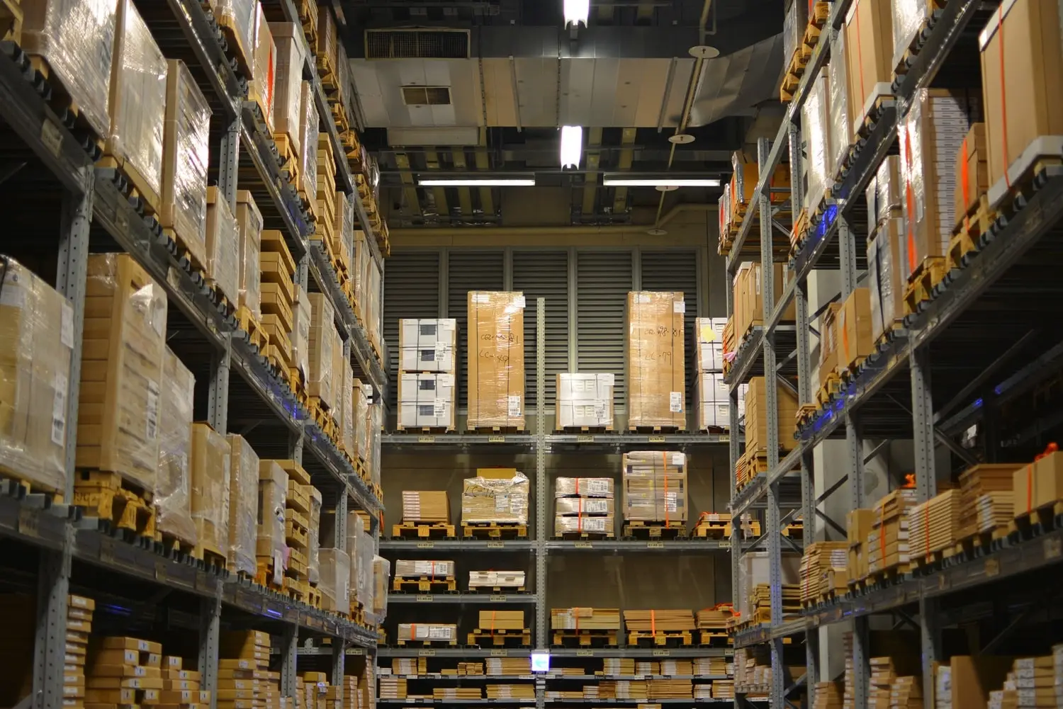 Retail,Warehouse,Interior,With,Metal,Shelving,Stacked,High,With,Pallets